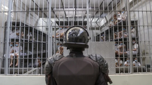 Appeals court blocks contempt proceedings against Trump administration over El Salvador deportations