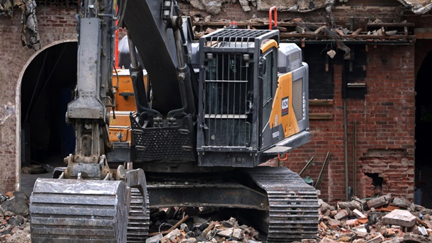 Critics question whether White House, contractors ‘cut corners’ on asbestos safety in East Wing demolition