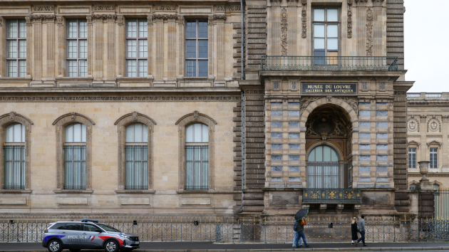 Manhunt underway for 4 suspects after heist of ‘priceless’ jewelry at Louvre in Paris