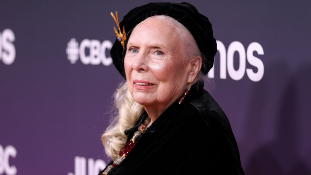 Joni Mitchell becomes US citizen