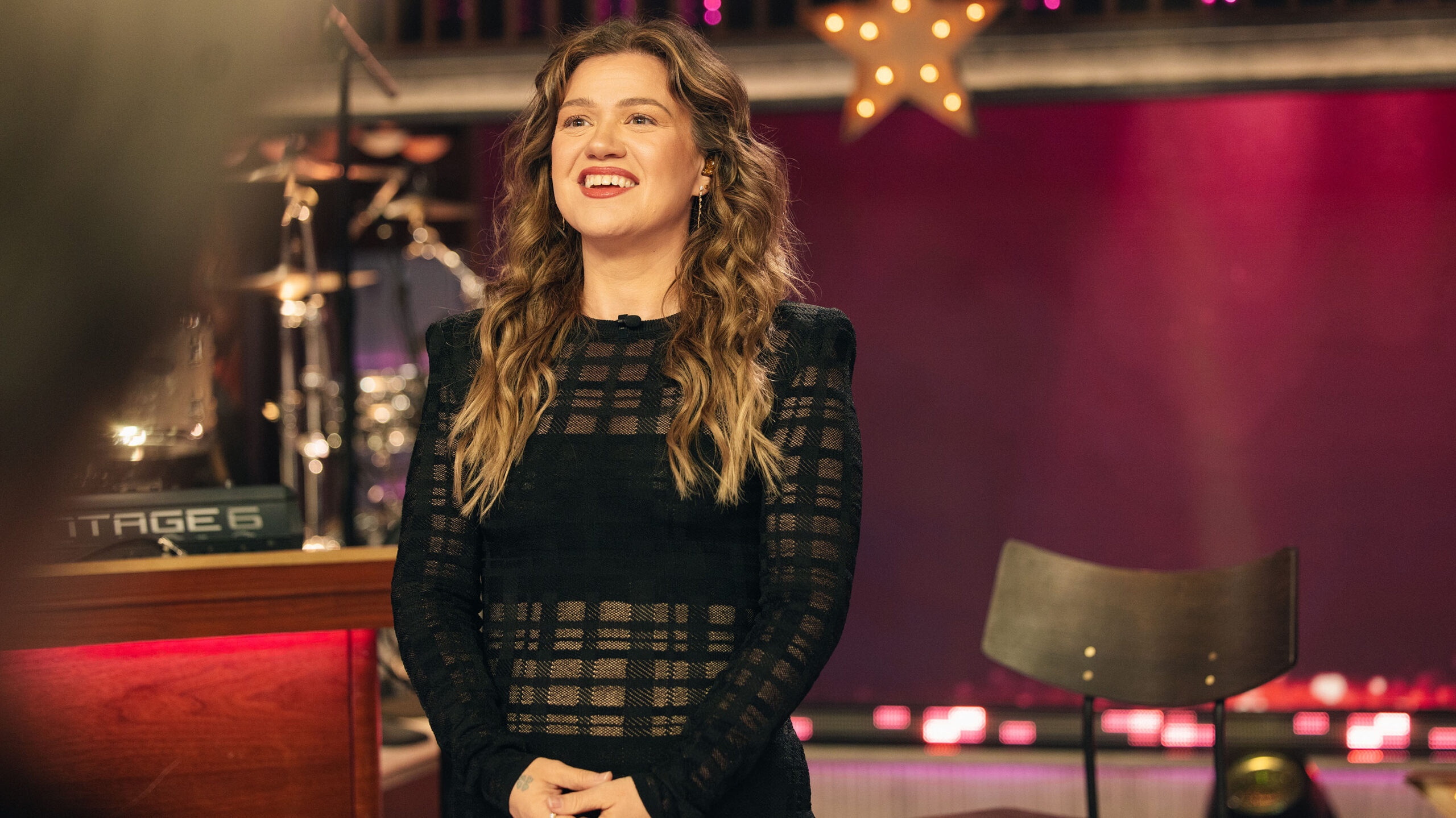 Newly released surveillance video shows Kelly Clarkson in Brooklyn store
