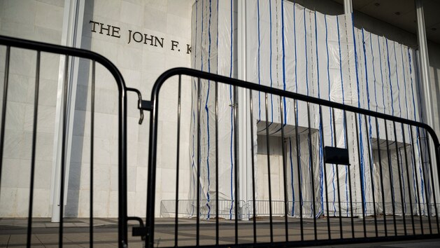 Internal email points to Kennedy Center’s continued closure