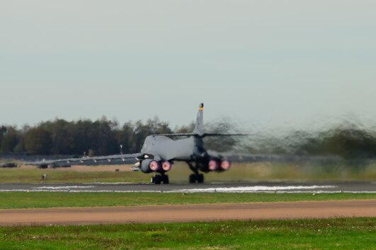 US removes bombers from UK base after suspected plot